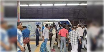 Read more about - Kolkata Metro | ফের মেট্রোর লাইনে জল! ব্যস্ত সময়ে ব্যাহত  ব্লু লাইনের মেট্রো পরিষেবা!