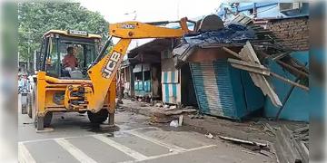 Read more about - Howrah | হাওড়া ময়দান চত্বরে চলল বুলডোজ়ার, ভাঙা হলো ৩০টি বেআইনি দোকান!