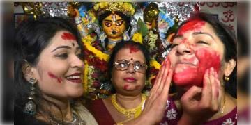 Read more about - হাইকোর্টের নয়া নির্দেশিকা, জোড়া টিকায় অংশগ্রহণ করা যাবে পুজোর সমস্ত অনুষ্ঠানে