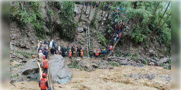Read more about - Weather | ধসে বিপর্যস্ত সিকিম! আটকে পড়া ৩০০ পর্যটককে উদ্ধার সেনা বাহিনীর! সকাল থেকেই বৃষ্টিতে ভিজছে কলকাতা!