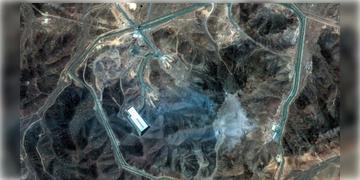 Read more about - Iran-Israel | আমেরিকার পর ইরানের পরমাণুকেন্দ্রে হামলা চালালো ইজরায়েল! তৈরী হচ্ছে তেজস্ক্রিয় বিকিরণ ছড়ানোর আশঙ্কা!