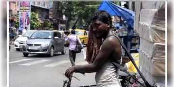 Read more about - সূর্যের তেজে উত্তপ্ত রবিবারে, ঘূর্ণিঝড়ের প্রভাবেই কী বাড়ছে তাপমাত্রার পারদ?