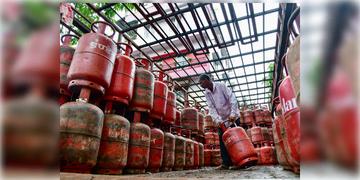 Read more about - LPG Price | 'অনেক দেশের তুলনায় কম', ভারতে LPGর দাম ফের বৃদ্ধি হতেই দাবি কেন্দ্র সরকারের!