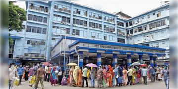 Read more about - SSKM Hospital | কলকাতার SSKM হাসপাতাল চত্বরেই গাছ ভেঙে পড়ে মৃত্যু এক মহিলার!