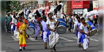 Read more about - 2023 Durga Puja Carnival | কার্নিভাল নিয়ে শহর জুড়ে উন্মাদনা! ৫০ হাজার আসন বাড়ালেন মুখ্যমন্ত্রী! বন্ধ একাধিক রাস্তা!