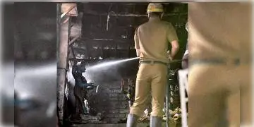 Read more about - বৃহস্পতিবার ভোরে পটুয়াপাড়ায় আগুন লেগে মৃত বৃদ্ধা ও যুবক এসএসকেএম-এ বার্নিং বিভাগে চিকিৎসাধীন !