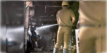 Read more about - বৃহস্পতিবার ভোরে পটুয়াপাড়ায় আগুন লেগে মৃত বৃদ্ধা ও যুবক এসএসকেএম-এ বার্নিং বিভাগে চিকিৎসাধীন !