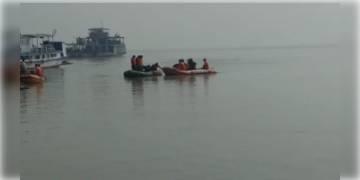 Read more about - মালদহের গঙ্গাবক্ষে ঘটা দুর্ঘটনায় সাঁতরে পারে উঠল ১২ জন, নিখোঁজ এখনো ৩!