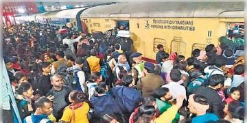 Read more about - New Delhi Stampede | ১৫০০ জেনারেল টিকিট বিক্রি! নয়া দিল্লি স্টেশনে পদপিষ্ট হয়ে মৃত্যুর ঘটনায় কী যুক্তি রেলের?