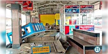 Read more about - বকেয়া না মেটানোয় ব্যান্ডেল স্টেশনের একাধিক স্টল ভেঙে দিয়েছে রেল