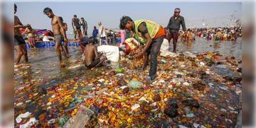 Read more about - Mahakumbh | ত্রিবেণী সঙ্গমে রোজ সরছে ৬৫০ মেট্রিক টন আবর্জনা, ৩.৫ লক্ষ কেজি ব্লিচিং পাউডার ব্যবহার করছে যোগী সরকার