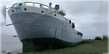 Read more about - Bangladesh Barge | ভারী বৃষ্টিতে উত্তাল হুগলি নদী, ঢেউ সামলাতে না পেরে নদীর পাড়ে উঠে পড়লো বাংলাদেশি বার্জ