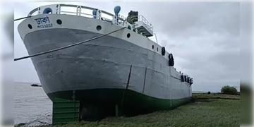 Read more about - Bangladesh Barge | ভারী বৃষ্টিতে উত্তাল হুগলি নদী, ঢেউ সামলাতে না পেরে নদীর পাড়ে উঠে পড়লো বাংলাদেশি বার্জ