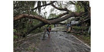 Read more about - Cyclone Dana Update | আমফানের মতো তান্ডব চালাবে 'দানা'? ঘূর্ণিঝড় নিয়ে বাংলার জন্য সুখবর দিলো মৌসম ভবন