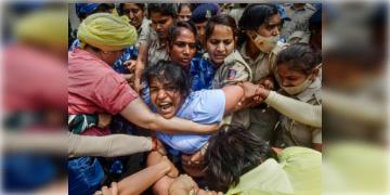Read more about - Wrestlers Protest | টেনে হিচড়ে আটকের পর কুস্তিগীরদের বিরুদ্ধে এফআইআর দায়ের করতে পারে দিল্লি পুলিশ!