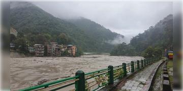 Read more about - Darjeeling | উত্তরবঙ্গে প্রবল বৃষ্টি, ধস!  জলের তোড়ে ভেসে গেল দার্জিলিংয়ে সেতু