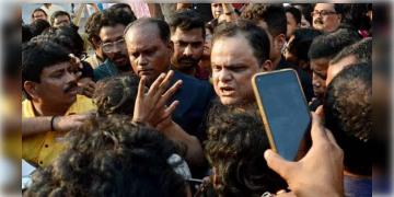 Read more about - Bratya Basu | শিক্ষামন্ত্রীর গাড়ি ভাঙচুর, বিমানবন্দর থেকে গ্রেপ্তার যাদবপুরের প্রাক্তনী