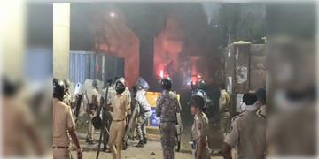 Read more about - Nagpur | গোষ্ঠী সংঘর্ষে জ্বলছে নাগপুর! অশান্তিতে জখম ১৫ জন পুলিশ কর্মী-সহ ৫ আমজনতা! জারি কারফিউ!