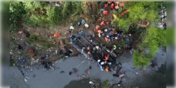 Read more about - Guatemala Bus Accident | লোহার রেলিং ভেঙে ১১৫ ফুট গভীর খাদে পড়লো যাত্রীবাহী বাস! দুর্ঘটনায় মৃত্যু ৫৫ জনের!