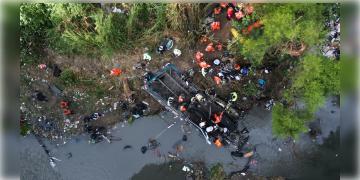 Read more about - Guatemala Bus Accident | লোহার রেলিং ভেঙে ১১৫ ফুট গভীর খাদে পড়লো যাত্রীবাহী বাস! দুর্ঘটনায় মৃত্যু ৫৫ জনের!