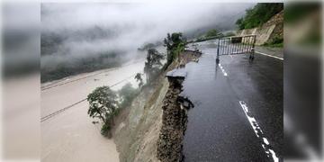 Read more about - Darjeeling | ভারী বৃষ্টির জেরে ভূমিধস, অবরুদ্ধ ১০ নম্বর জাতীয় সড়ক সহ দার্জিলিং-কালিম্পঙের একাধিক রাস্তা