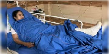 Read more about - নন্দীগ্রামে গিয়ে আহত মুখ্যমন্ত্রী, চিকিৎসাধীন SSKMএ, আগামী ৪৮ ঘণ্টা পর্যবেক্ষণে রাখা হবে তাঁকে