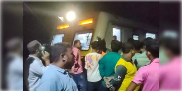 Read more about - Local Train Hazard | রেলগেট নিয়ে সমস্যা, আধ ঘন্টা রিষড়ায় স্টেশনে দাঁড়িয়ে ট্রেন, ভোগান্তি নিত্যযাত্রীদের
