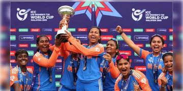 Read more about - Women's Under 19 T20 | ''ট্রমাটিক ম্যাচের ড্রামাটিক এন্ডিং!'' ভারতের অনূর্ধ্ব১৯ মহিলা  দলের মাথায় উঠলো বিশ্বচ্যাম্পিয়ন খেতাব