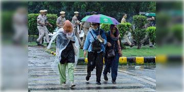 Read more about - Weather Update | বুধেও হালকা থেকে মাঝারি বৃষ্টির পূর্বাভাস, একনজরে কলকাতার আজকের আবহাওয়া আপডেট