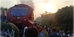 Read more about - Train Fire | চলন্ত ট্রেনে অগ্নিকান্ড, প্রাণ বাঁচাতে পাশের ট্র্যাকে ঝাঁপ যাত্রীদের!