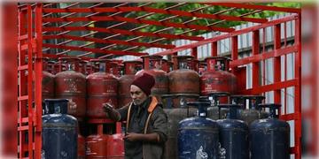Read more about - LPG Booking | রান্নার গ্যাস বুকিংয়ে বড় স্বস্তি, বুকিংয়ের সময়সীমা কমাল কেন্দ্র সরকার!