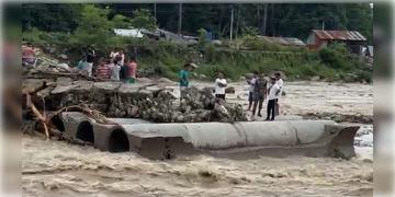 Read more about - Siliguri | রাতভর বৃষ্টির জেরে বিপর্যস্ত উত্তরবঙ্গ, ভাঙল দুধিয়ার অস্থায়ী সেতু, বিচ্ছিন্ন শিলিগুড়ি-মিরিক যাতায়াত