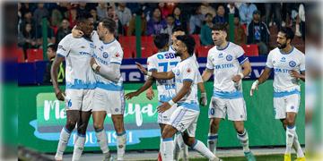 Read more about - ISL | স্টিফেন-জাভি ম্যাজিকে নর্থইস্ট ইউনাইটেডকে উড়িয়ে সেমিফাইনালে পৌঁছলো জামশেদপুর, প্রতিপক্ষ মোহনবাগান