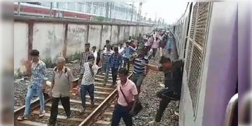 Read more about - Train Delay | ফের ট্রেন বিভ্রাট, সাঁতরাগাছির সিগন্যালে দীর্ঘক্ষণ দাঁড়িয়ে মেদিনীপুর লোকাল! ভোগান্তিতে যাত্রীরা