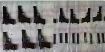 Read more about - কলকাতায় ফের উদ্ধার অস্ত্র, গ্রেফতার এক মহিলা সহ ৩ জন                     