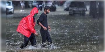 Read more about - Weather Update | সপ্তাহের শুরুতেই সক্রিয় নিম্নচাপ ও বর্ষারেখা, দক্ষিণবঙ্গে ভারী বৃষ্টির কমলা সতর্কতা!