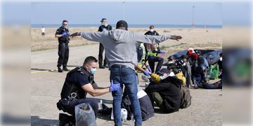 Read more about - UK | আমেরিকার পথে হাঁটল ব্রিটেনও! অবৈধ ভারতীয় অভিবাসীদের দেশে পাঠাচ্ছে লেবার সরকার! গ্রেফতার বহু!