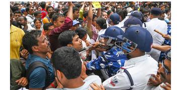 Read more about - SSC Teachers Protest | 'সামান্য বলপ্রয়োগ', বিকাশ ভবনে আন্দোলনরত শিক্ষক-শিক্ষা কর্মীদের ওপর লাঠিচার্জ নিয়ে সাফাই ADG-র!
