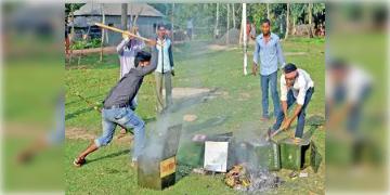 Read more about - Panchayat Election | ব্যালট চুরি, খেয়ে নেওয়ার অভিযোগ! সাঁকরাইল, হাবড়া-সহ একাধিক জায়গায় ফের নির্বাচন!