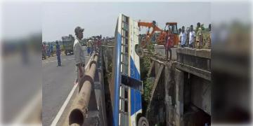 Read more about - মেমারি সেতুতে বড়সড় দুর্ঘটনা, ঝুলছে SBSTC-র যাত্রীবাহী বাস