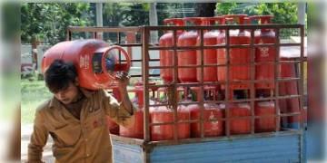 Read more about - আরও একবার, ১৩ দিনের মধ্যে দুবার দাম বাড়ল LPG সিলিন্ডারের দাম। 