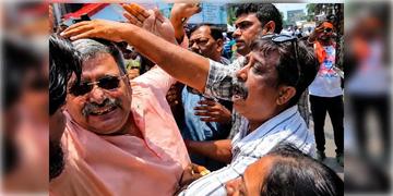 Read more about - Attack on Kalyan Banerjee | চন্ডীতলায় চরমে তৃণমূল-বিজেপির বাগবিতণ্ডা, মার খেয়ে রক্তাক্ত সাংসদ কল্যাণ