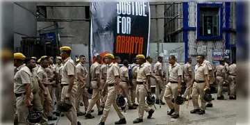 Read more about - R G Kar | আরজি কর কান্ড সংক্রান্ত রিপোর্ট প্রতি ২ ঘণ্টা অন্তর পাঠাতে হবে কেন্দ্রকে! আর জি কর,বেলগাছিয়া মোড়, শ্যামবাজারে জারি ১৬৩ ধারা