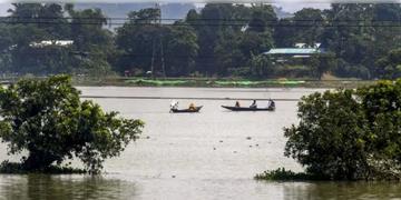 Read more about - South Bengal Flood | বাড়তে শুরু করেছে ঘাটালে ঝুমি নদীর জলস্তর, জলমগ্ন ৪১টি গ্রাম পঞ্চায়েত!