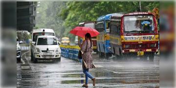 Read more about - WB Weather | মরশুমের প্রথম বৃষ্টিতে ভিজলো কলকাতা, জেলায় জেলায় হচ্ছে শিলাবৃষ্টিও! জারি কমলা-হলুদ সতর্কতা!