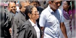 Read more about - Mamata Banerjee | হাইকোর্ট থেকে বেরোনোর সময় প্রাক্তন মুখ্যমন্ত্রীকে ঘিরে 'চোর চোর' স্লোগান, কোনও রকমে গাড়িতে ওঠেন মমতা