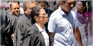 Read more about - Mamata Banerjee | হাইকোর্ট থেকে বেরোনোর সময় প্রাক্তন মুখ্যমন্ত্রীকে ঘিরে 'চোর চোর' স্লোগান, কোনও রকমে গাড়িতে ওঠেন মমতা