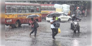 Read more about - Weather Update | টানা বৃষ্টিতে জলমগ্ন কলকাতা, একনজরে মহানগরের আজকের আবহাওয়া আপডেট