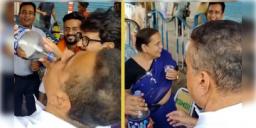 Read more about - Suvendu Adhikari | ভবানীপুরে তৃণমূলের ক্যাম্পে শুভেন্দু! খেলেন ঠান্ডা পানীয়, হাসিমুখে মেলালেন তৃণমূল কর্মী-সমর্থকদের সঙ্গে হাতও!