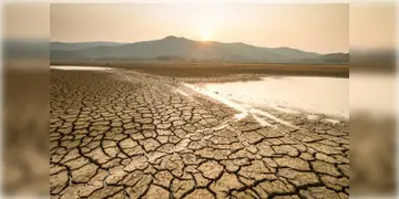 Read more about - Drinking Water | ৩৩ বছরে সবচেয়ে শুষ্ক বছর ২০২৩, কমছে রিভার ডিসচার্জ! মহামারীর আশঙ্কা করছেন বিজ্ঞানীরা